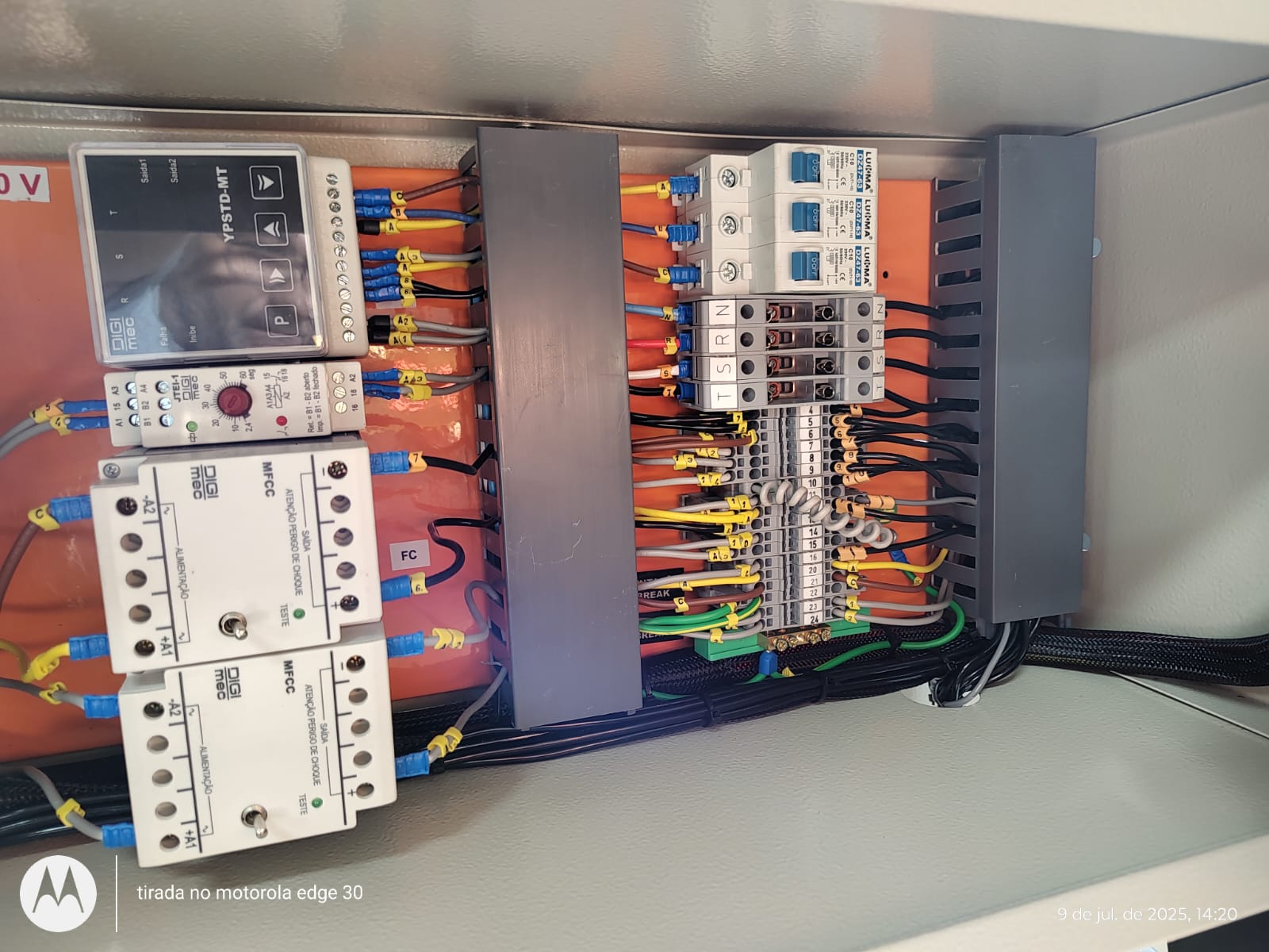 Disjuntor de média tensão em manutenção